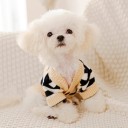 Pullover für Hunde 2,5–4 kg Größe M 40 cm Brustumfang 30 cm Länge Warmer gestrickter Anzug mit bunten Streifen und Drei-Knopf-Verschluss für kleine 4