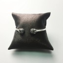 Pulseira aberta feminina com caveiras 2