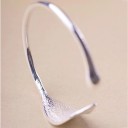 Pulseira aberta feminina com folha 3