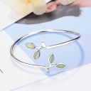 Pulseira aberta feminina com folhas 4