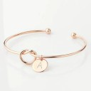 Pulseira aberta feminina com letra F