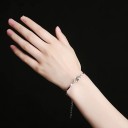 Pulsera de mujer con corazones y piedras conectadas 2