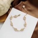 Pulsera de mujer con margaritas 1