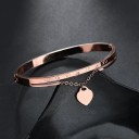 Pulsera de mujer con números romanos y corazones. 3