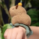 Pulsera de peluche con capibara Juguete de peluche para la muñeca 25 × 10 cm Accesorio divertido para niños y adultos Regalo adorable para llevar 4