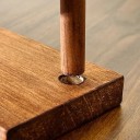 Puunäyttö kaulaketjuille koukuilla 24,5 cm korkeus 30 cm pituus 6 cm leveys pöytäkoru järjestelijä ruskea puu 3
