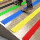 PVC samolepiaca protisklzová páska na schody 3 cm x 1 m hrúbka 3 mm trakčný povrch pre bezpečný pohyb v interiéri aj exteriéri 12