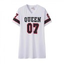 QUEEN 07 Sukienka koszulkowa sportowa w stylu T-shirtu Mini sukienka Krótkie rękawy Dekolt w serek Casualowa sportowa sukienka Streetwear na wypoczynek 6