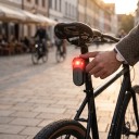 Radaros hátsó lámpa kerékpárhoz COOSPO TR70 7 fényüzemmóddal Üzemidő akár 40 óra Vízhatlanság IP67 Fekete piros fénnyel Üléscsőre 3