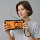 Radio de urgență 4,1 x 14,5 x 7,8 cm cu manivelă, panou solar și lanternă FM AM SW și WB cu Bluetooth și încărcare telefon orange-negru 2