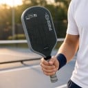 Rakieta do pickleballa karbonowa 41,9 x 19,1 cm Grubość 16 mm Polimerowe rdzeń kompozytowy Teksturowana powierzchnia Czarna z szarym brzegiem 9
