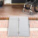 Rampe pliable pour fauteuils roulants rampe en aluminium portable capacité de 270 kg 61 x 74 x 5 cm avec bords de sécurité argentée pour accès 2