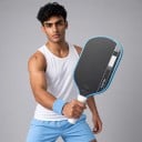 Raquette de pickleball en fibres de carbone avec cadre cinétique Stockage d'énergie et transfert de force Épaisseur 16 mm Noire avec bord bleu 5