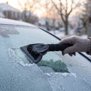 Raspador de hielo con mango suave Cabezal ancho de plástico ABS Ojal para colgar Raspador manual para parabrisas de coche 2