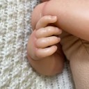 Reborn κούκλα αγόρι 43 εκ. Ρεαλιστική βινυλική κούκλα με κλειστά μάτια Πιπίλα Μπιμπερό Ρούχα Πιστοποιητικό γέννησης 5