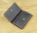 Reis etui voor documenten en kaarten van echt leer Klep met drukknoop Opvallende stiksels met sterke draad Compacte afmetingen 10,5 x 2 x 6