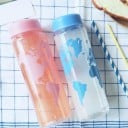 Reisfles voor drinken met print van de wereldkaart Schroefdop in de kleur van de print Doorzichtig plastic Inhoud 500 ml Afmetingen 19,5 x 6,5 11