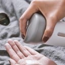 Rejse sæt med 4 flasker i en plast dispenser til cremer og shampoo Drejeligt låg til valg af indhold Volumen 4x 40 ml Mål 16,8 x 6,7 x 6,7 cm 4