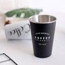 Rejsekop til kaffe med sig 350 ml i rustfrit stål Silikonehætte Dekorativ tekst med kaffemotiv Mål 12,5 x 8,8 cm 3