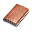 Rejsetui til dokumenter i øko-læder med fast indre etui Etui med quiltede kanter Kompakte mål 10 x 6,5 x 1,8 cm 6