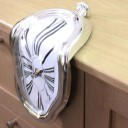 Relógio de mesa em forma de mostrador derretido para a borda de uma prateleira ou mesa Números romanos Corpo em plástico Dimensões 18 x 12 x 7