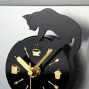 Reloj analógico magnético para nevera con silueta de gato Esfera negra con motivos de cocina dorados Orificio para colgar Tamaño 8,5 cm 3