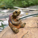 Resinstatue af en fiskeskildpadde 12 x 10 cm Havedekoration i form af en skildpadde med en fiskestang Håndmalet figur Resinskildpadde på fisk 3