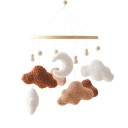 Riippuva karuselli pinnasängyn yläpuolella 45 x 25 cm Puinen pidike huopapilvillä ja kuulla Ruskeanvalkoinen sisustus huoneeseen 1