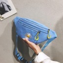 Riñonera de mujer con bordado de margarita. Compartimento principal y bolsillo frontal con cremallera. Correa ajustable con hebilla 2