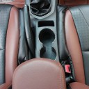 Rivestimento tra i sedili anteriori dell'auto 2