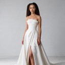 Robe de mariée longue sans manches avec traîne de 50 cm et fente haute avec corsage froncé et jupe plissée blanche pour le bal 3