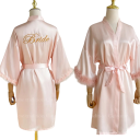 Robe de mariée pour femme avec bords en peluche aux manches Inscription Bride Ceinture à nouer autour de la taille Robe légère en polyester et soie artificielle 5