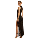 Robe de soirée en dentelle noire avec fente haute, décolleté plongeant, détail froncé sur le côté et nœud élégant au cou 2