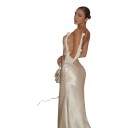 Robe longue pour femme à fines bretelles avec dos nu et décolleté froncé avec des nœuds décoratifs et une surface brillante en blanc 10