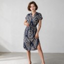 Robe midi femme à manches courtes et décolleté en V avec col montant et ceinture à nouer bleu foncé à rayures beiges pour l'été 5