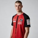 Rød herre t-shirt med nummer 93 og sort sæde over skuldrene med korte raglanærmer i stil med en motorcykelholdtrøje 3