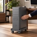 Rollständer für Computergehäuse 40 x 20–30 cm mit verstellbarer Breite und bremsbaren Rollen in grauer Farbe unter dem Schreibtisch 3
