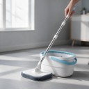 Roterende mop med spand Adskillelse af rent og beskidt vand Centrifugeringsgrad 80–90 % Hoved 21 x 21 cm Stang 102–128 cm Rustfrit stål Hvid-blå 2
