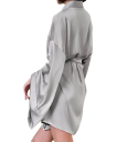 Roupão feminino leve de poliéster e seda com atilho na cintura Roupão elegante para mulheres Material suave e brilhante 2