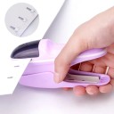 Ručná zošívačka ergonomické prevedenie 13,5 x 7 x 3 cm plastová fialová zošívačka papiera pre kanceláriu školu domácnosť 2