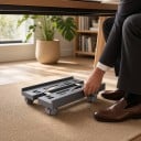 Rullande stativ för datorchassi 40 x 20–30 cm med justerbar bredd och bromsande hjul i grå färg under skrivbordet 2