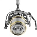 Rybářský naviják 12000 s převodem 4,8:1 a 17+1 ložisky Velkokapacitní cívka o průměru 78 mm Přední brzda Spinningový naviják na dlouhý hod 3