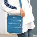 Sac à bandoulière plat pour femme en nylon Trois poches zippées à l'avant Poches intérieures Sangle réglable Dimensions 21 x 25 x 3 cm 12