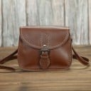 Sac à bandoulière pour femme en cuir véritable Forme de selle avec rabat et boucle en métal Aspect vintage Sangle longue à porter à l'épaule 18,5 x 3