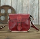 Sac à bandoulière pour femme en cuir véritable Forme de selle avec rabat et boucle en métal Aspect vintage Sangle longue à porter à l'épaule 18,5 x 4