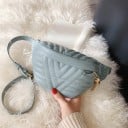Sac à main crossbody pour femme en forme de banane avec motif matelassé Fermeture éclair avec pompon décoratif Sangle avec boucle Cuir PU 3