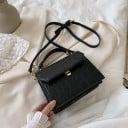 Sac à main crossbody pour femmes avec motif crocodile et rabat biaisé Anse supérieure et bandoulière avec boucle en cuir PU 21 x 17 x 8 cm 2
