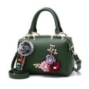 Sac à main et bandoulière pour femmes avec des fleurs 3D décoratives et un pompon en peluche Cuir synthétique Sangle avec inscription 7