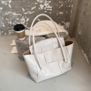 Sac à main femme en simili cuir Shopper avec motif tressé sur le devant Anses longues Surface brillante 46,5 x 29 x 12 cm 2