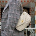 Sac à main matelassé pour femme avec rabat Serrure tournante dorée Chaîne en métal Matelassage ondulé Similicuir 20 x 13 x 5,5 cm 7
